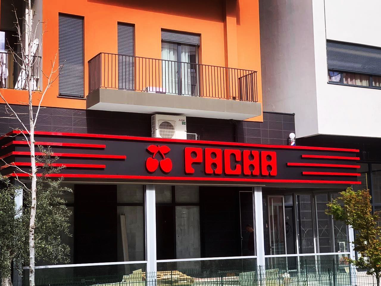 Fasadë biznesi me germa të kuqe 3D dhe ndriçim linear