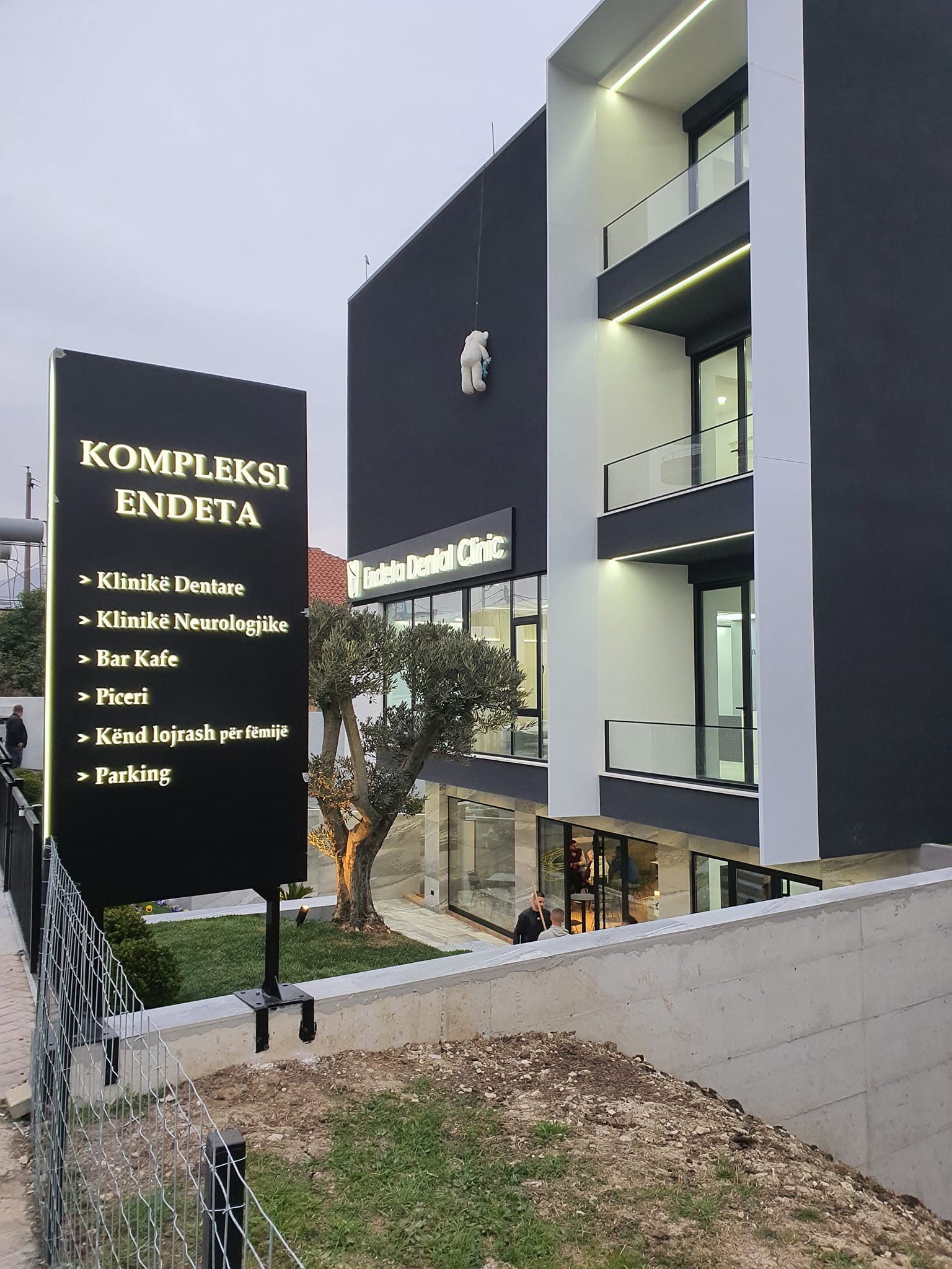 Sinjalistikë e ndriçuar dhe tabela orientuese te Kompleksi Endeta